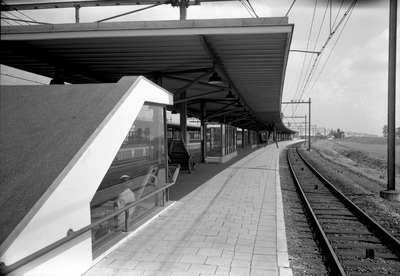 153038 Gezicht op het perron van het N.S.-station Beverwijk te Beverwijk.